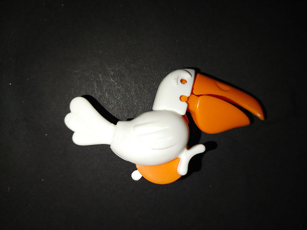 Bílá a oranžová plastová figurka pelikána