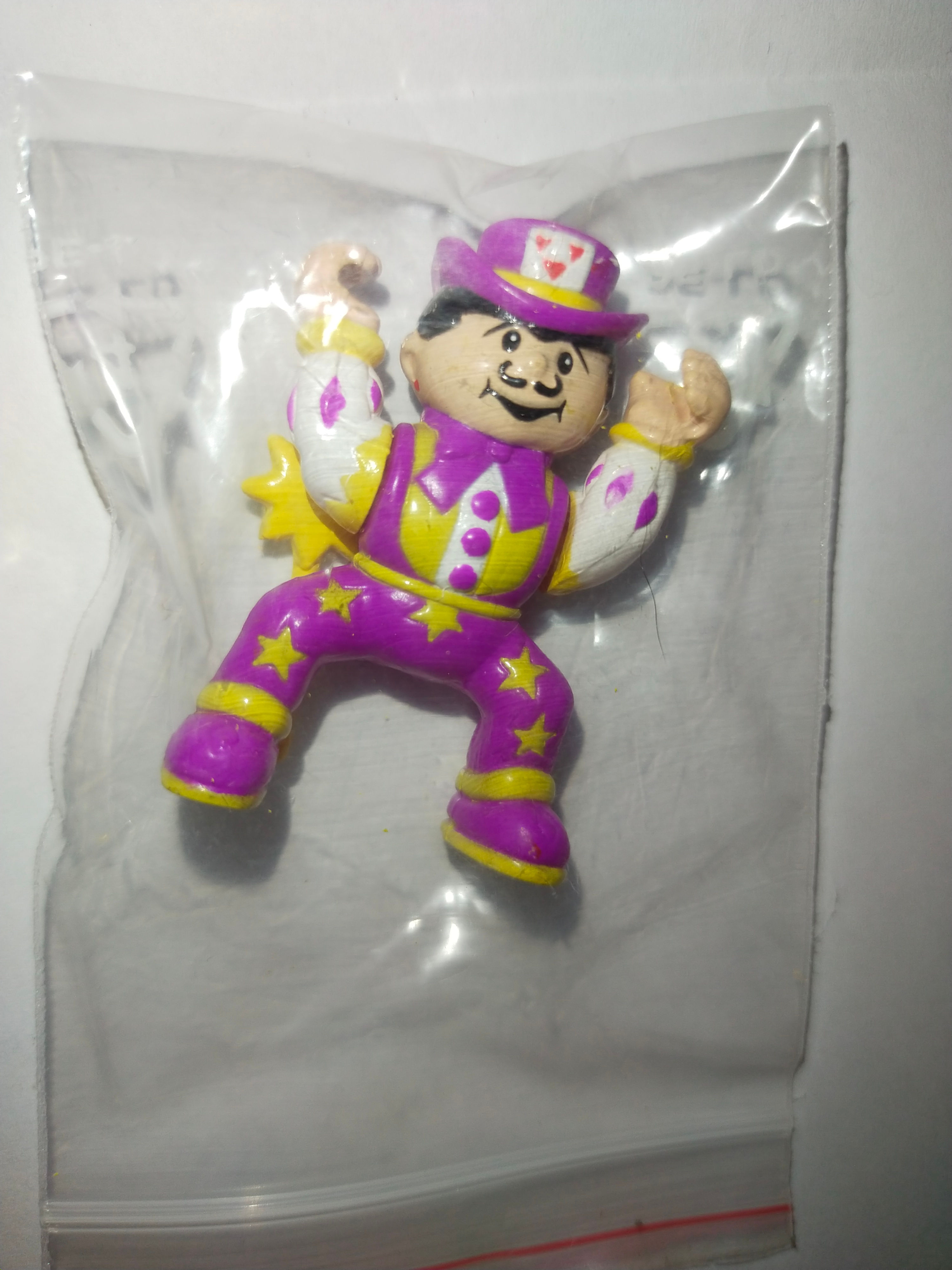 Fialová figurka zápasníka v balení