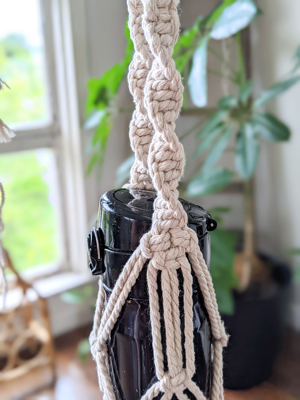 Thumbnail: Pòrta - Macrame Bottle Holder