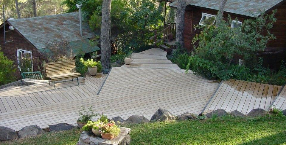 עבודת בצוע דק מעץ ביישוב עמוקה