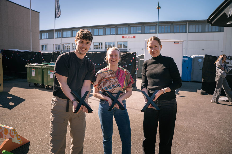 Festivalsjef Mathias Vasbotn Remmereit og styreleiar Veronica Pilskog, saman med Anita Stokke frå Saferoad som produserer X2s pokalar. FOTO: Iver Bolin