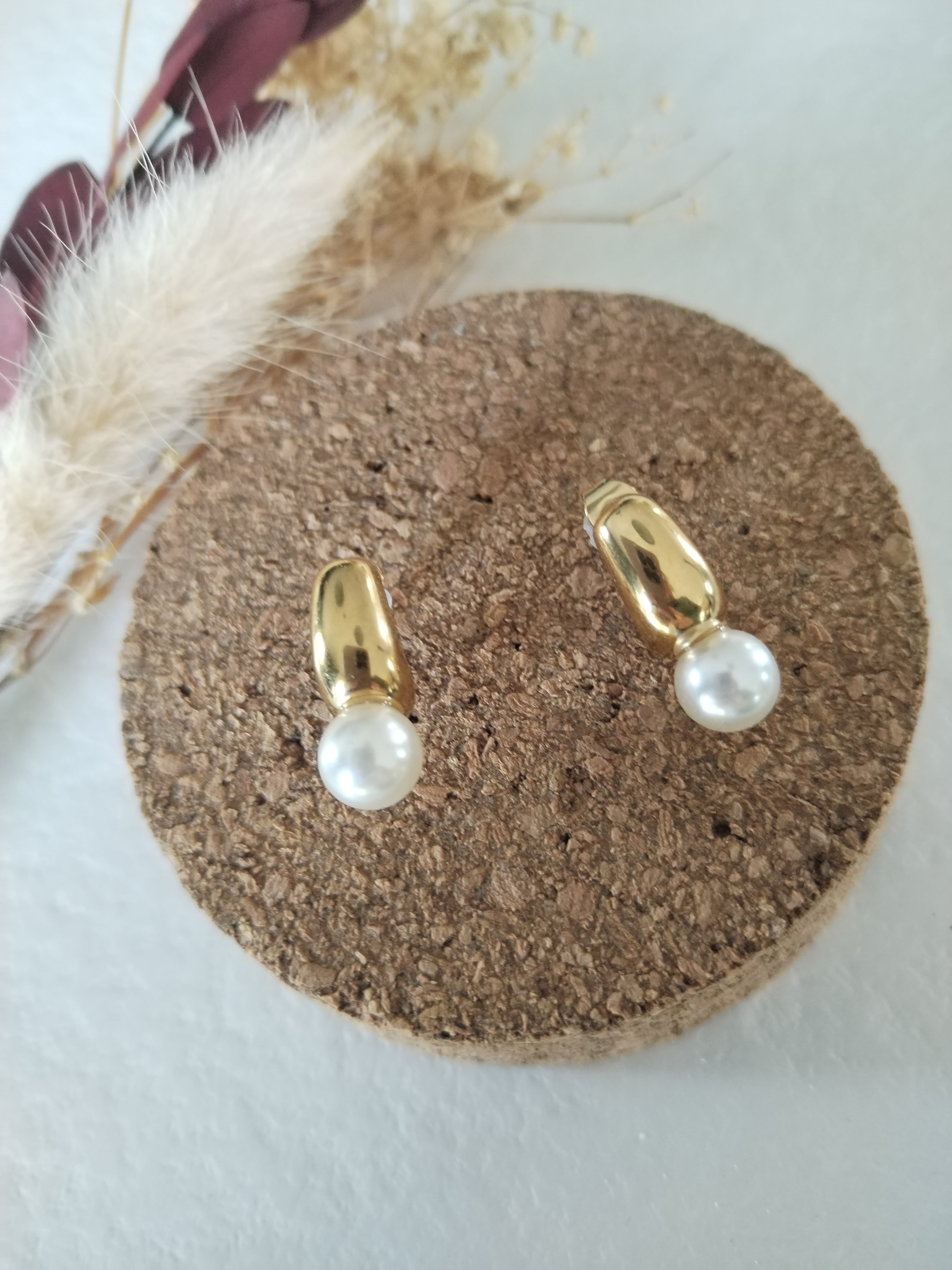 Boucles d'oreilles dorées avec perle de culture suspendue