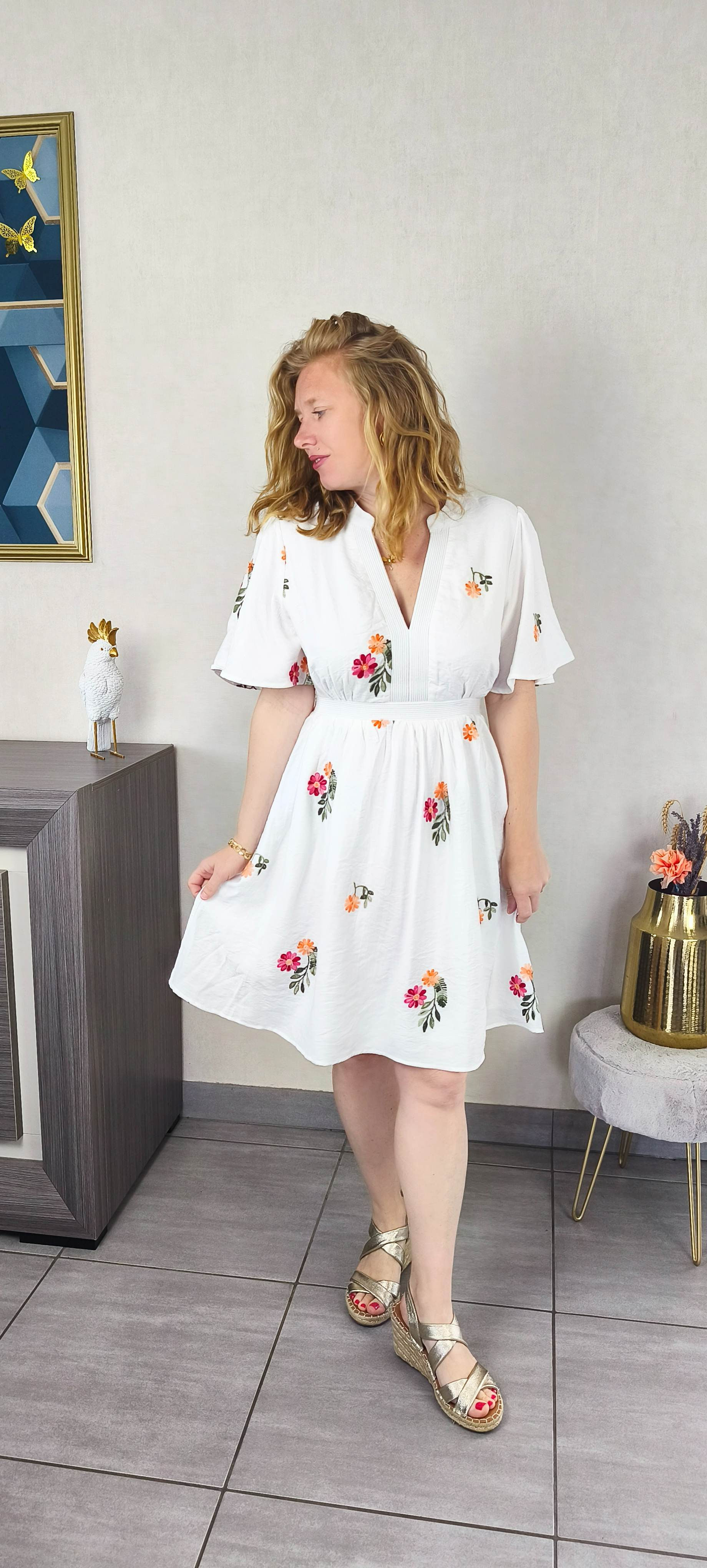 Robe courte blanche et fleurs brodées, grande taille