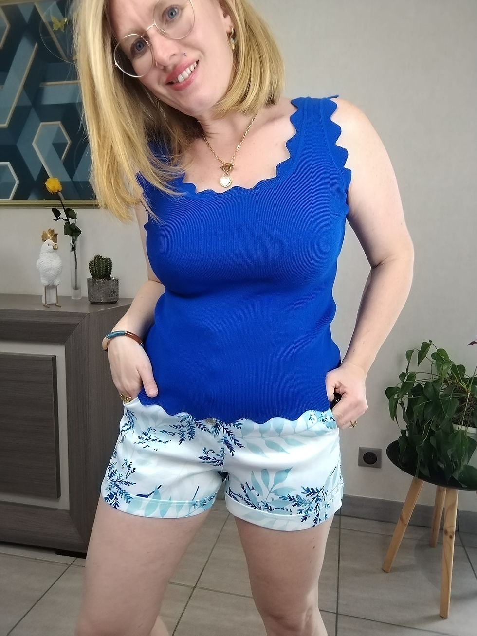 Miniature : Ensemble top en maille bleu et short tendance blanc avec fleurs assorties