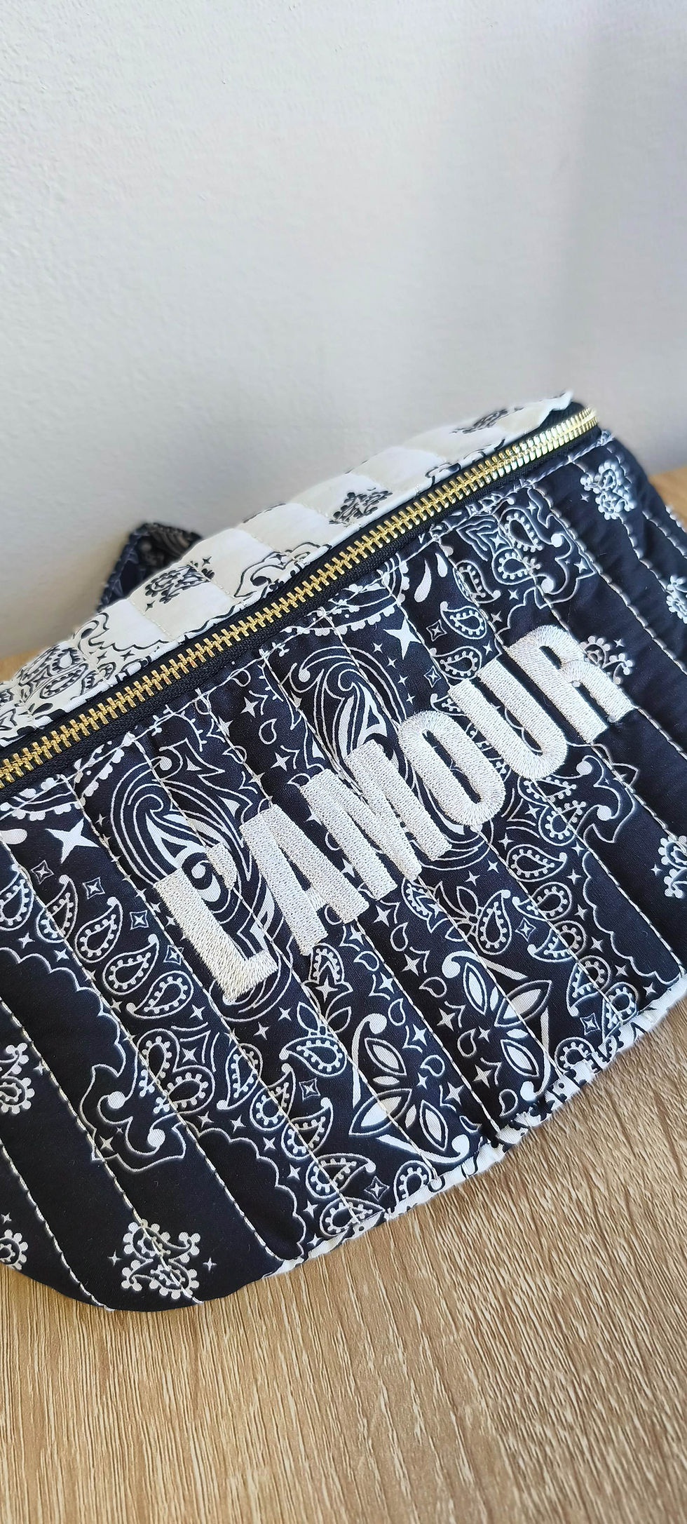 sac banane avec inscription et motif bandana