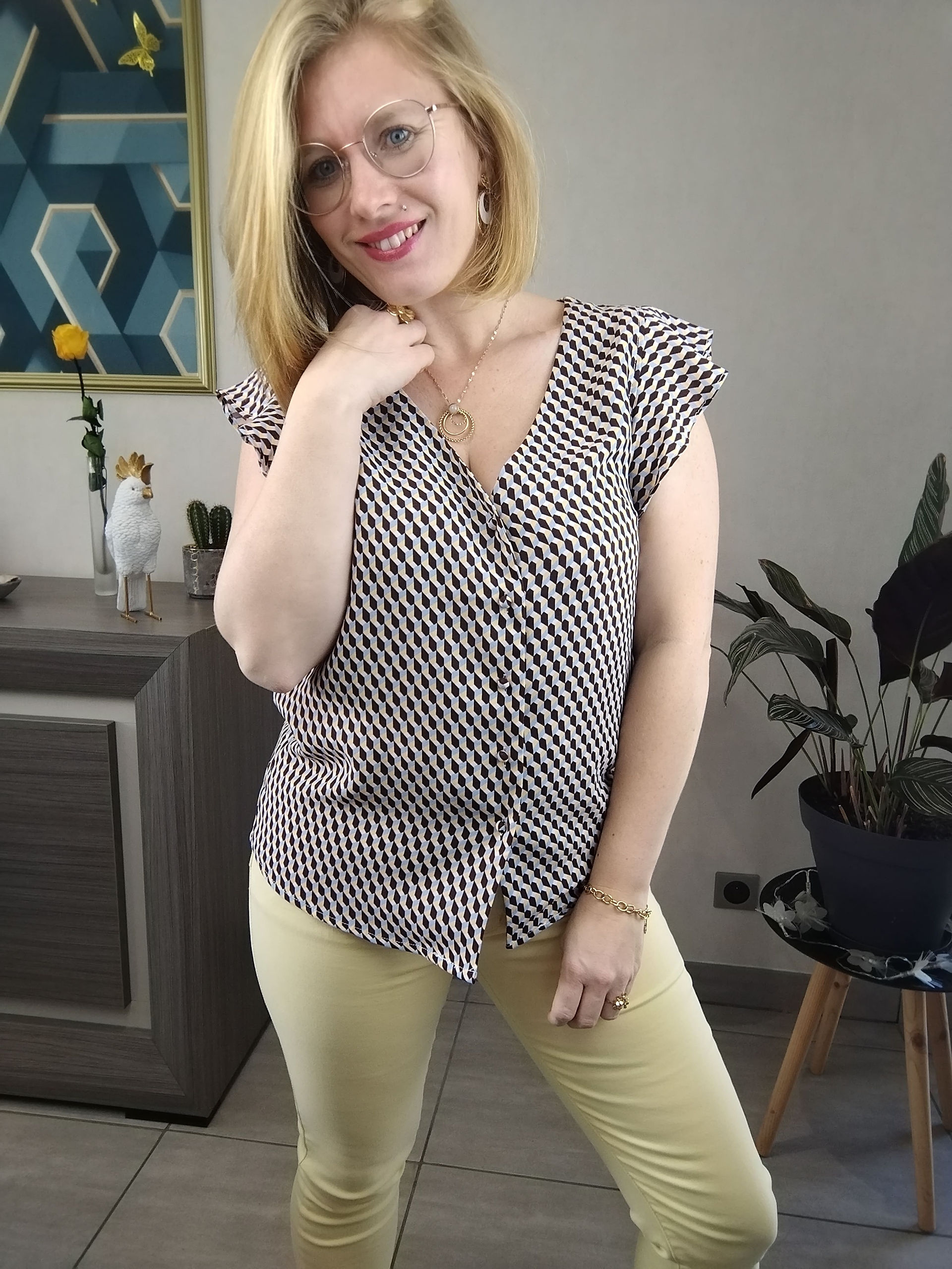 Top avec manches à volants et motifs vintage