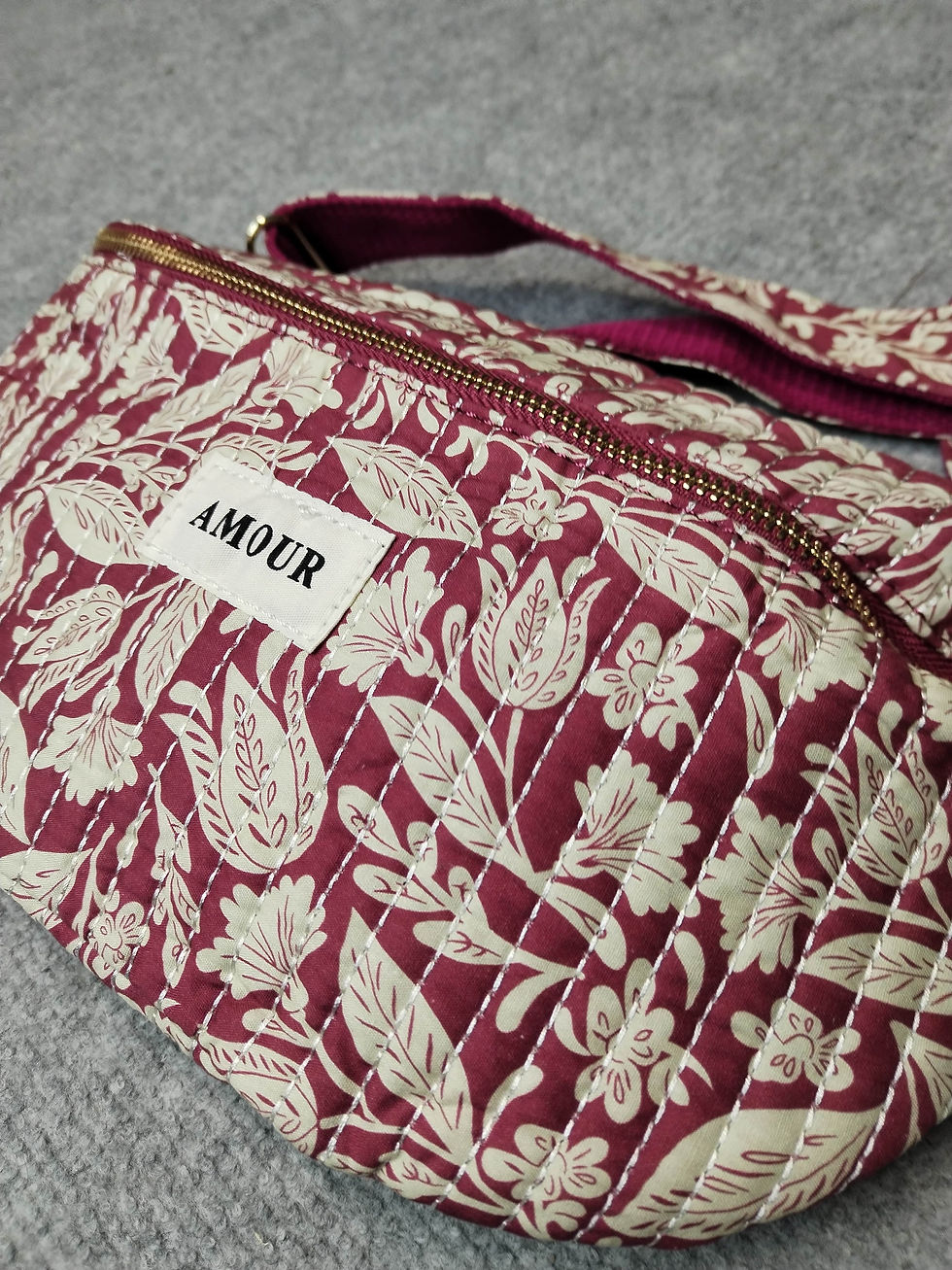 Sac banane en tissu bordeaux et écru avec inscription "amour"
