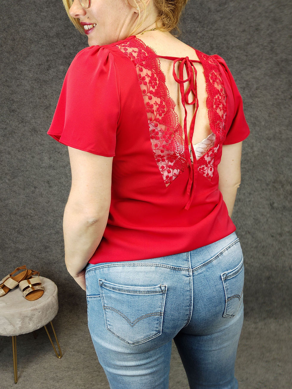Miniature : Top rouge grande taille avec dos en V et dentelle