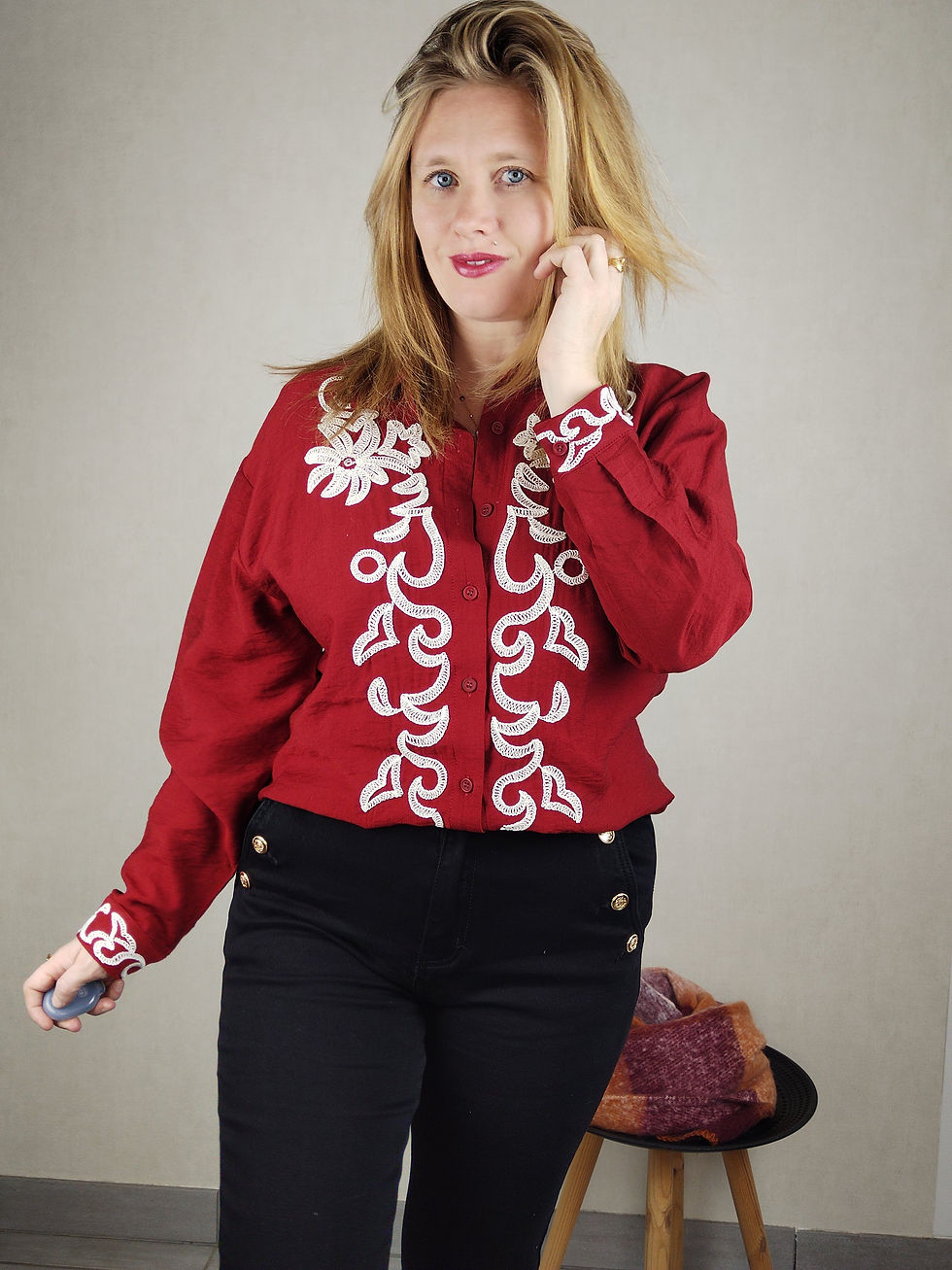 Jean noir, coup mom et boutons au niveau des poches, grande taille, femme