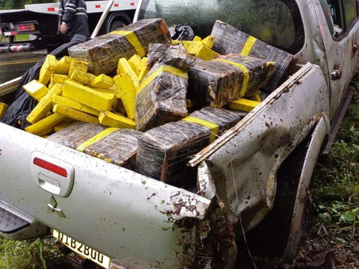 Carro capota e polícia encontra uma tonelada de drogas de facção do Vale do Sinos.
