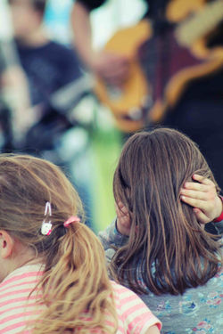 LITTLE GIRL hands cup ears Fotor