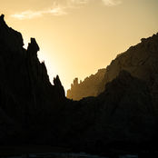 Atardecer entre formaciones rocosas en el mar