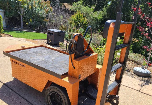 Taylor Dunn Stock Chase SN 5455 b.JPG