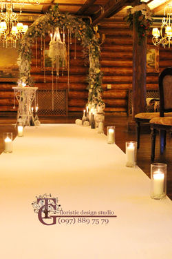 Дорожка к арке со свечами