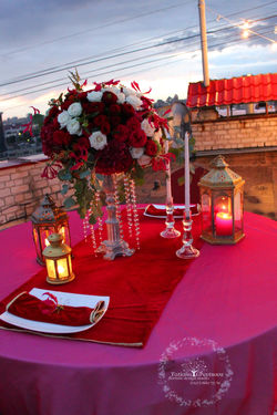 Ужин на двоих на крыше дома.