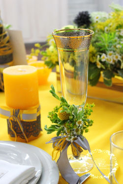 Декор бокалов живыми цветами.