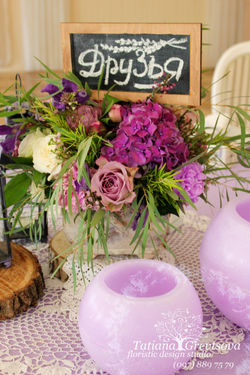 Композиция в каменных вазах.