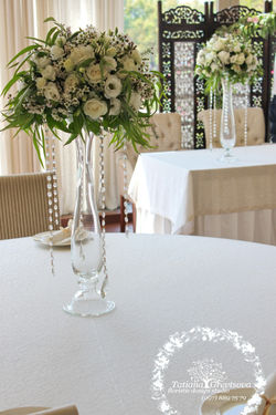 Стеклянные вазы с цветами.