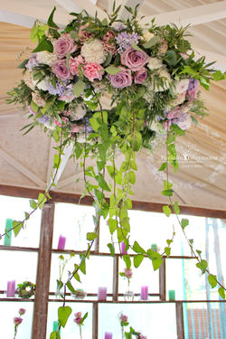 Люстра из живых цветов.