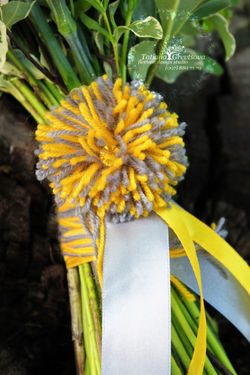 Балабоны из ниток в декоре.