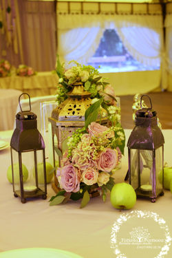 Фонари с цветами и свечами.