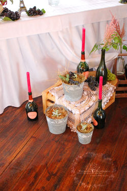 Бутылки со свечами,деревянные ящики