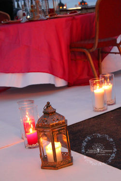 Фонари со свечами в декоре.