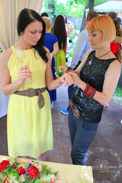 Браслет из живых цветов.