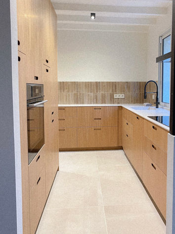 Cuisine moderne avec meubles en bois et design contemporain.