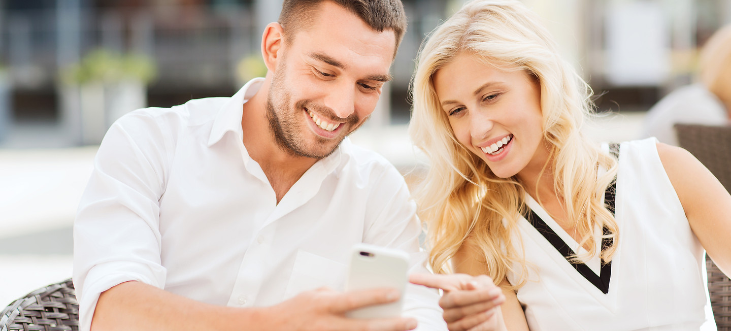 Couple observe un smartphone , travaux