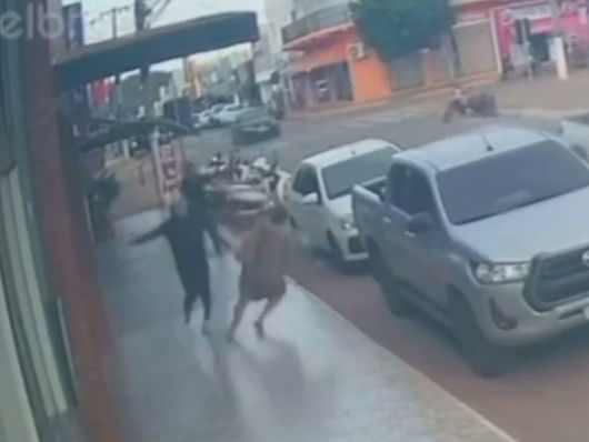 Idosa é brutalmente empurrada por homem no interior de Mato Grosso.