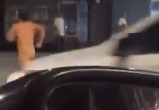 Homem sai pelado pela rua, leva tapa na bunda e fica furioso