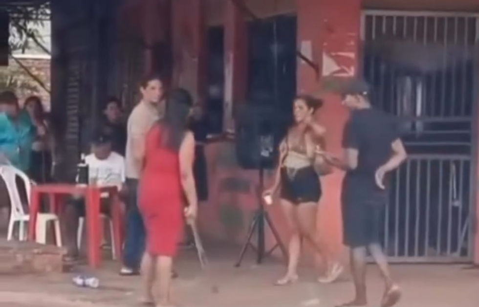 Discussão de mulheres termina com golpe de falcão e imagem surpreende.