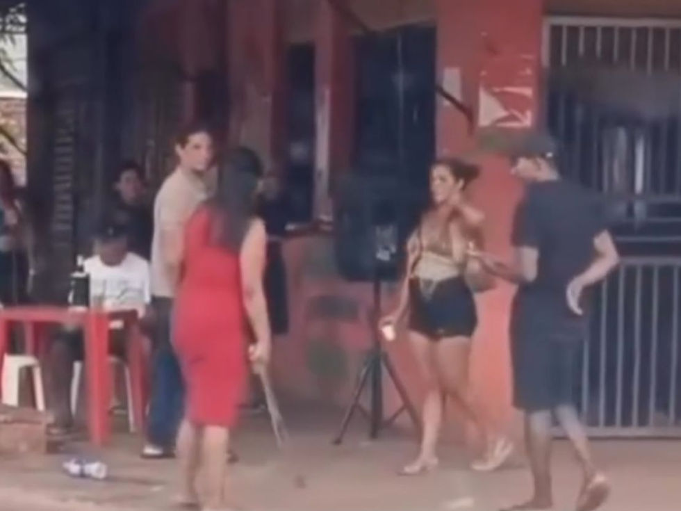 Discussão de mulheres termina com golpe de falcão e imagem surpreende.
