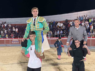 El Niño de las Monjas sale a hombros en la cuarta de Calasparra 