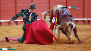 Marco Pérez, rotundo con dos orejas en la Maestranza; Zulueta deja arte y entrega