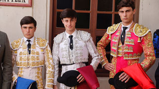 Linares, Bastos y Joselito Sánchez, a hombros en su debut con picadores en la plaza de Morón