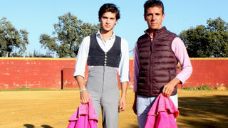 Aníbal Ruiz apodera al novillero Manolo Vázquez