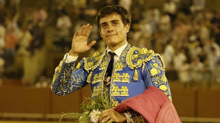 Julio Aparicio triunfa con una oreja en la tercera novillada de promoción en Sevilla