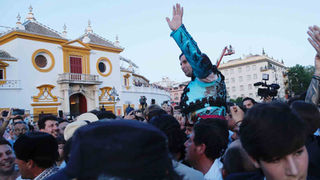 Morante de la Puebla hace historia al cortar un rabo en la Maestranza