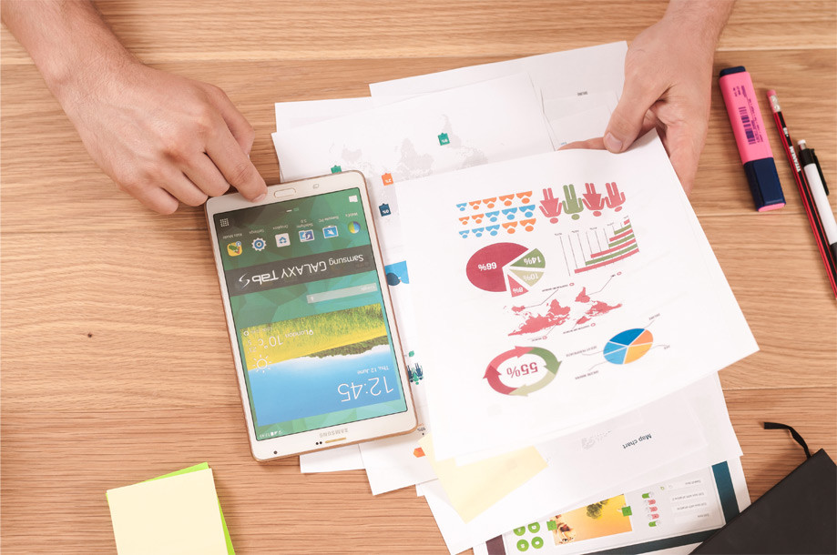 Personne analysant le SEO de son site internet