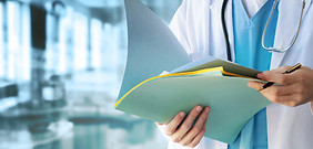 Doctor con archivos