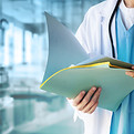 Medico con i file