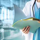 Doktor mit Akten
