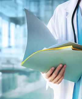 Doktor mit Akten