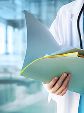 Doktor mit Akten