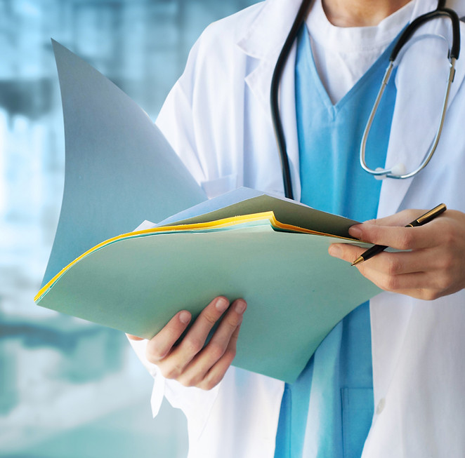 Revisión de documentos por parte del médico