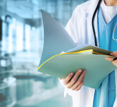 gesetzliche krankenversicherung, arzt mit dokumenten