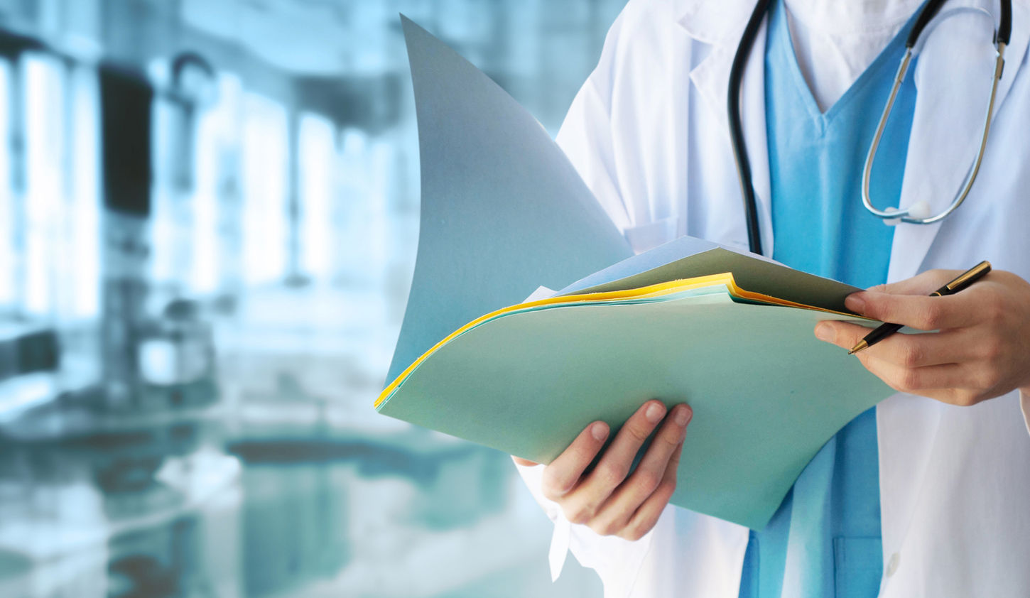 Medico con i file