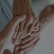 Vertrauensvolle Verbindung zwischen Generationen – fürsorgliche Unterstützung im Alltag.